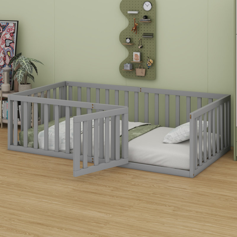 Structure de lit en bois avec clôture et porte, gris