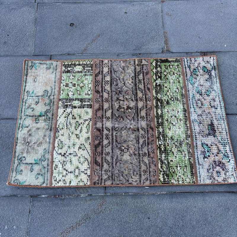 Tapis traditionnel d'inspiration turque avec de riches teintes pour une esthétique luxueuse