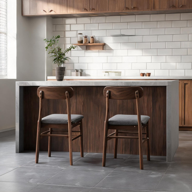 Table de salle à manger avec revêtement en lin gris et chêne foncé (100 % polyester), détails en bois massif et structure en bois d'hévéa.