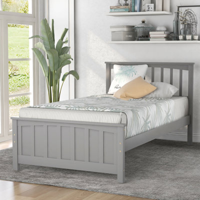 Lit simple en bois gris avec tête de lit gris confortable