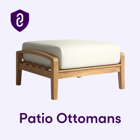 Chaise longue de patio en bois avec coussin rayé bleu et blanc et tablette latérale rétractable.