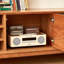 Meuble télé minimaliste en bois avec rangement et tablettes ouvertes-1472685923