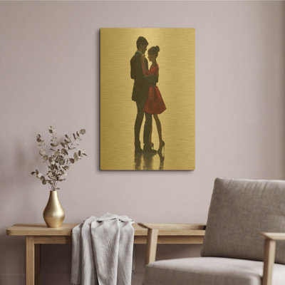  «The Embrace II Red Dress» par Marco Fabiano, art mural en métal doré, 16 po x 24 po