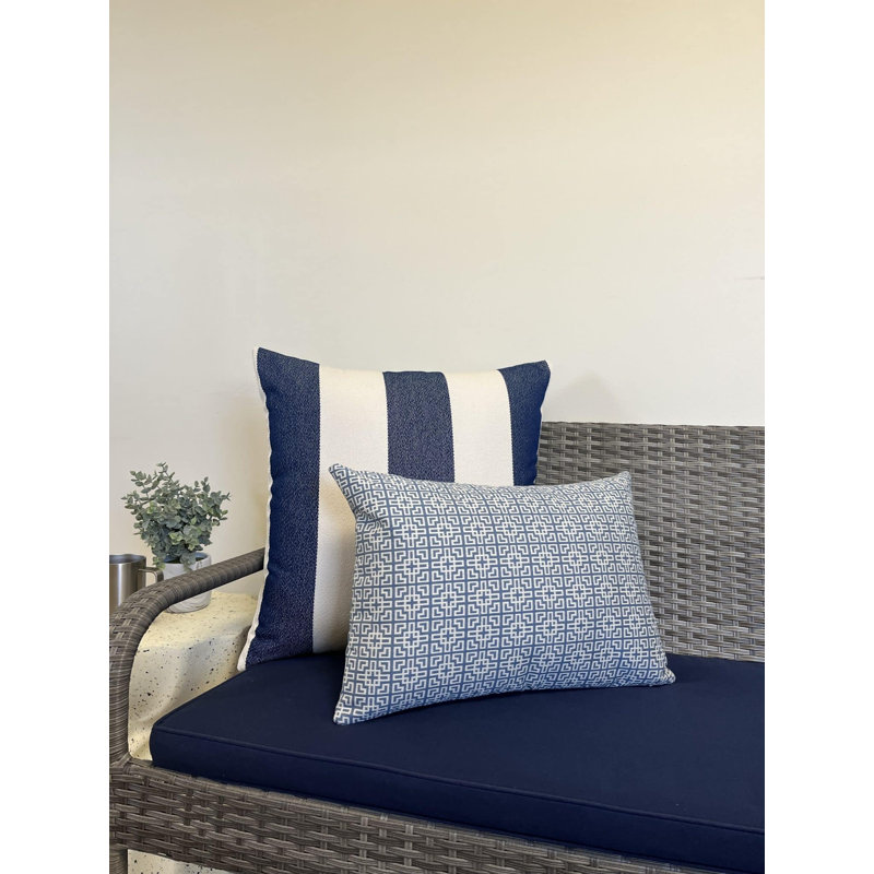 Coussin intérieur / extérieur Destinnie, 22" x 22", Rayures bleu marine