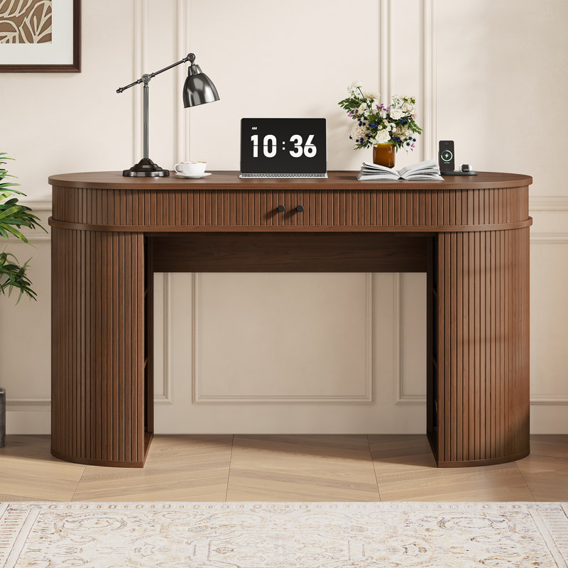 Bureau d'ordinateur de 55 po de style Mid-Century moderne avec prises intégrées et portes tambour et tablettes de rangement