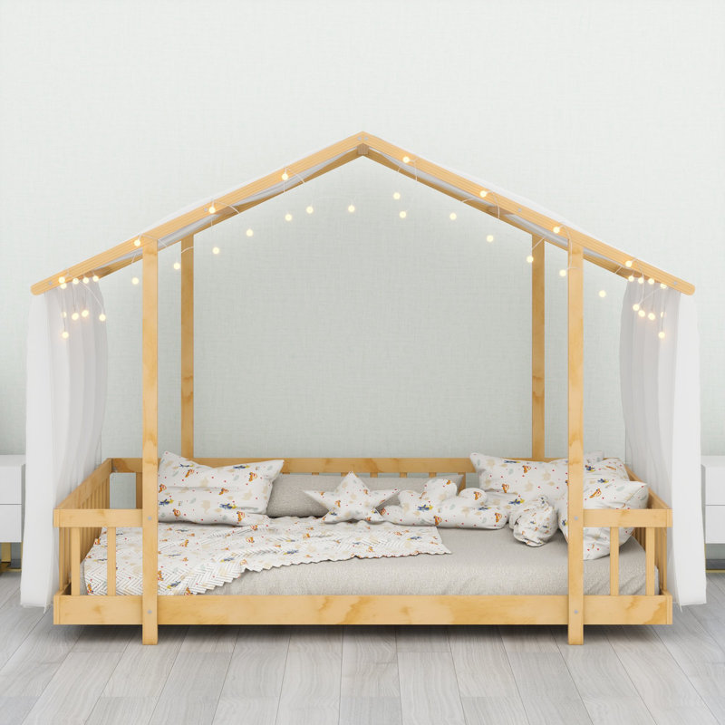 Lit plateforme avec cadre en forme de maison, baldaquin transparent et guirlandes lumineuses pour une chambre d'enfant ludique