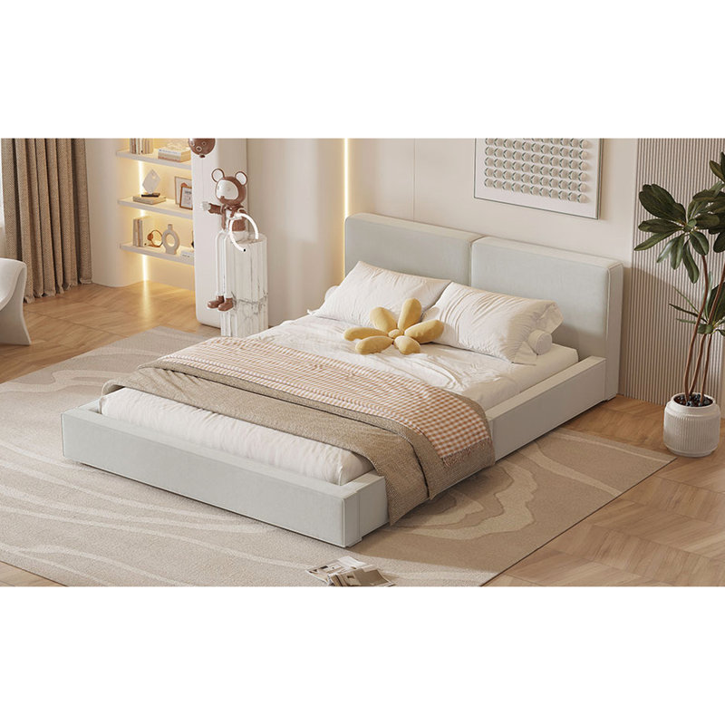 Grand lit plateforme tapissier beige avec structure solide pour un lit confortable et élégant en velours
