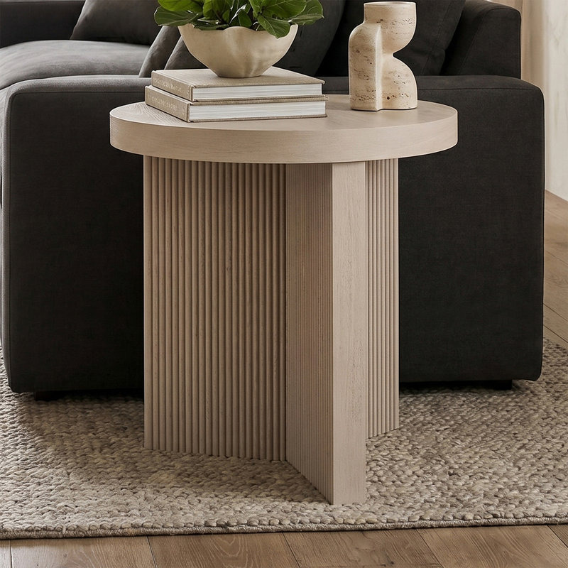 Table d'appoint ronde cannelée de 22 po avec base piédestal en aulne blanc Holm | Table d'appoint Mid-Century moderne pour le salon ou la chambre à coucher 