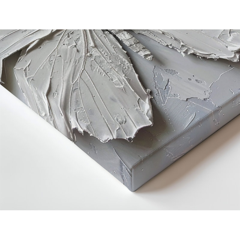 Reproduction d'art monochrome sur toile texturée d'un papillon sculpté à partir de couches épaisses de peinture blanche sur toile