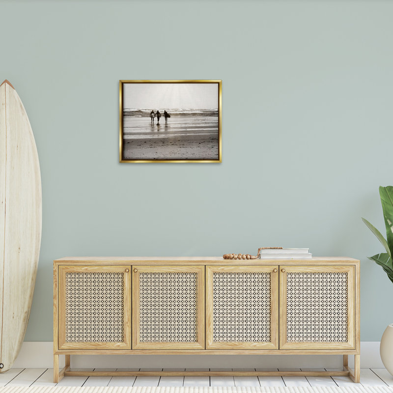 «Strolling Surfer Friends» sur, H 25 po x l 31 po, Cadre flottant métallique doré