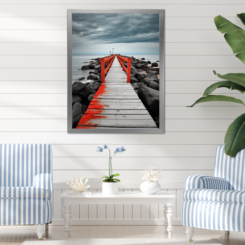 Beach Pier Perspect Black V sur toile, L 34 po x H 44 po, Cadre photo argenté