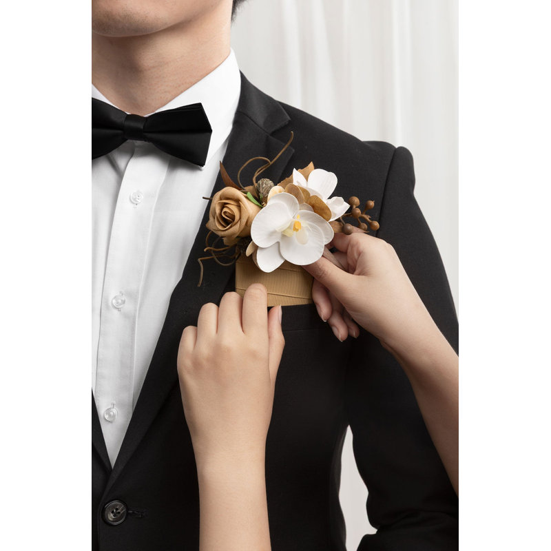 Boutonnière Ling's Moment pour marié, beige fauve et beige sable, Beige fauve et orchidée blanche