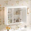 Armoire de rangement murale avec miroir, 6 tablettes ouvertes et rangement dissimulé pour une organisation soignée et élégante