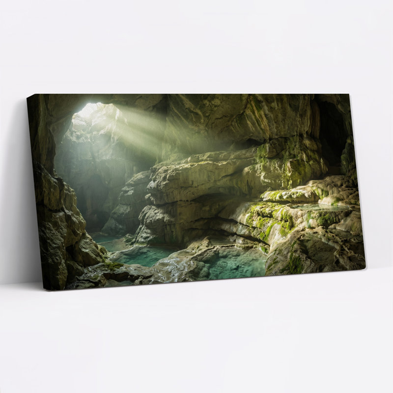 Tableau sur toile représentant une grotte ensoleillée avec de la mousse verte et de l'eau turquoise, L 58 po x H 28 po