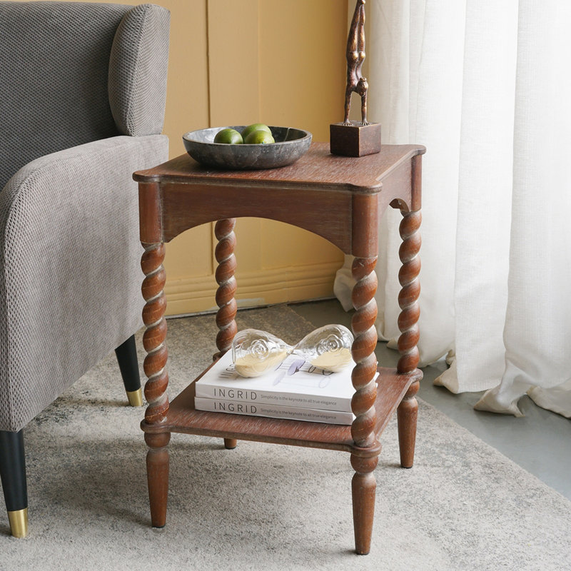 Table d'appoint en bois brun vieilli avec pieds en spirale tournés et tablette inférieure