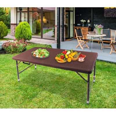 Table pliante d'intérieur et d'extérieur en rotin - une option portable et pliable avec tressage en rotin brun