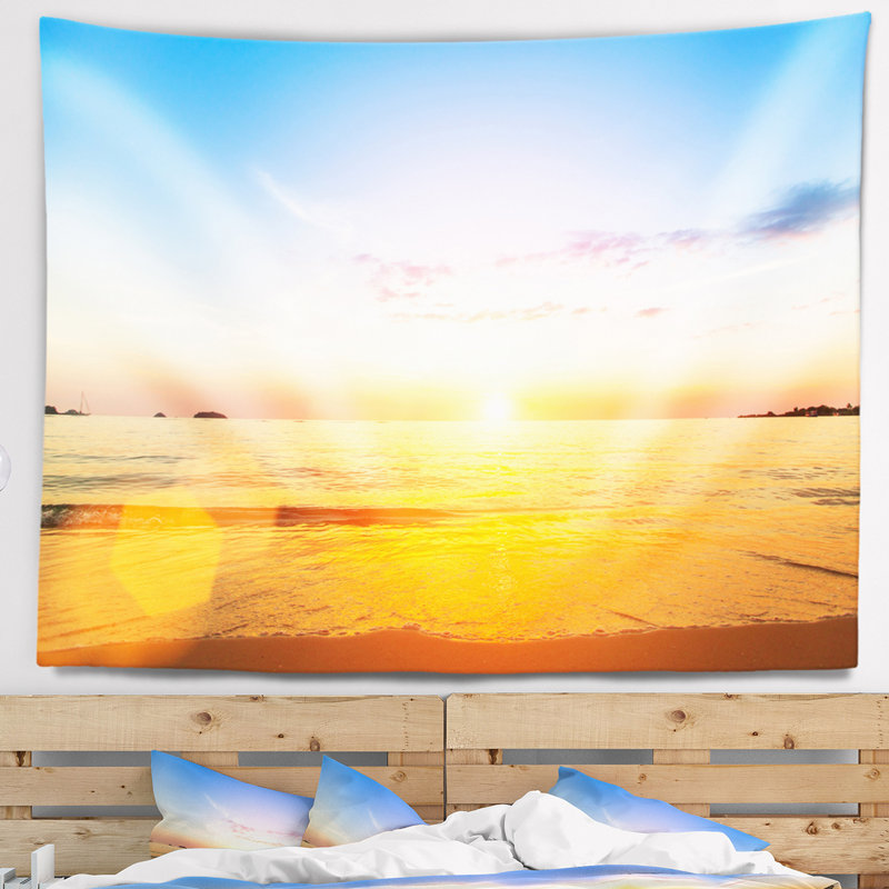 Plage, coucher de soleil sur les eaux jaunes, tapisserie, H 50 po x l 60 po