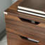 Armoire à grain de bois brun, 3 tiroirs, roulettes pour une mobilité en douceur dans une armoire de bureau avec grain, installation pratique