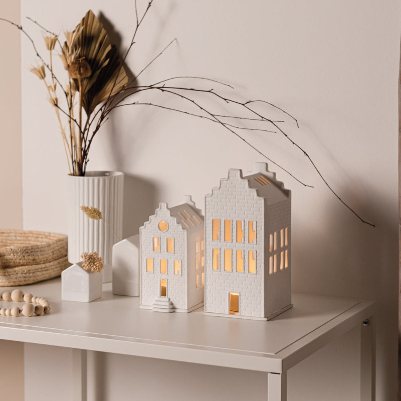 Porcelain Village House - Maison en brique avec pignon étagé, H 8,3 po x l 3,5 po x P 3,7 po