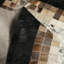 Tapis noir et beige en cuir de vache à carreaux-922793655