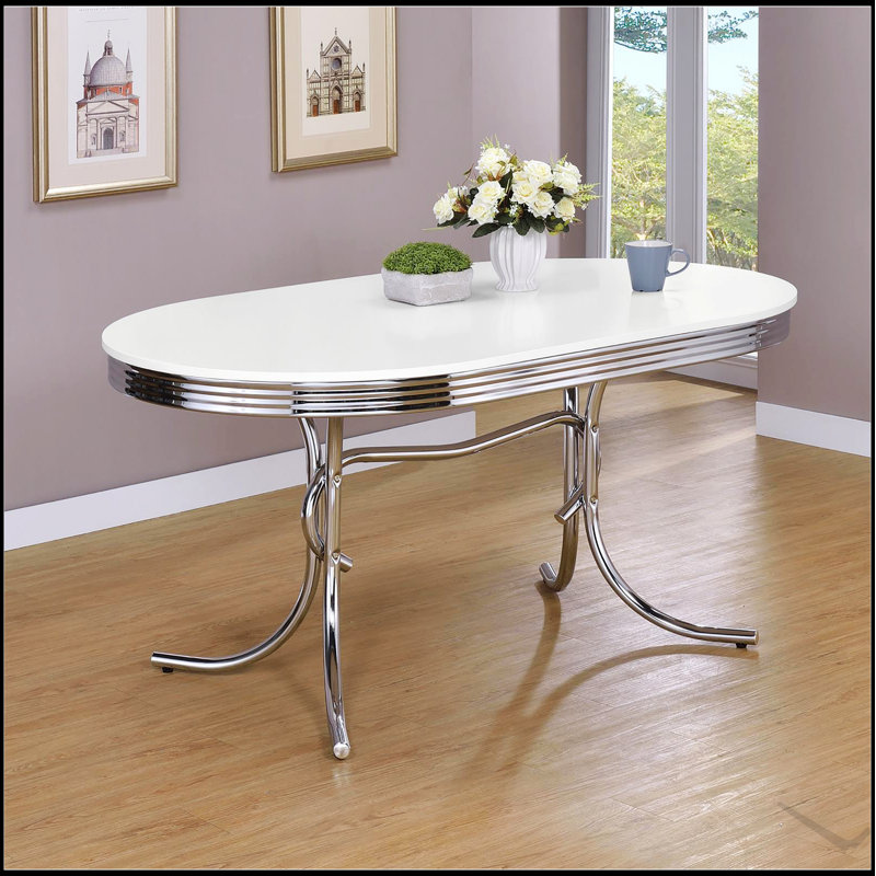 Table de salle à manger blanche et chromée ovale avec une conception compacte pour les cuisines et les salles à manger modernes, facile à nettoyer et à entretenir.