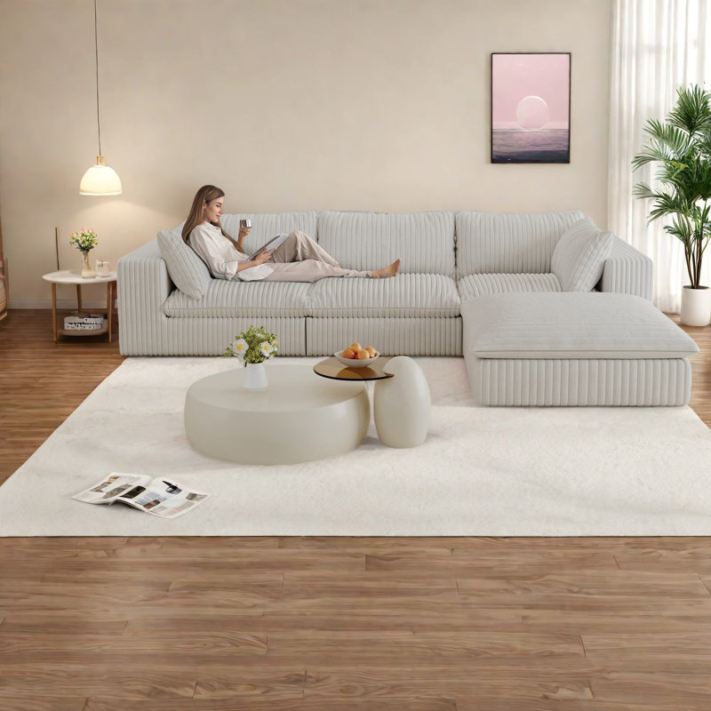 Luxueux canapés en velours côtelé à assise profonde, conception spacieuse pour le salon
