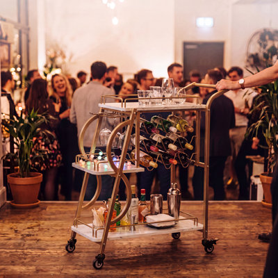 Chariot de bar à 3 niveaux avec casier à vin et porte-verres – Chariot de service roulant de forme trapézoïdale pour bar à domicile, cuisine ou fête à l'extérieur, capacité de 132 kg