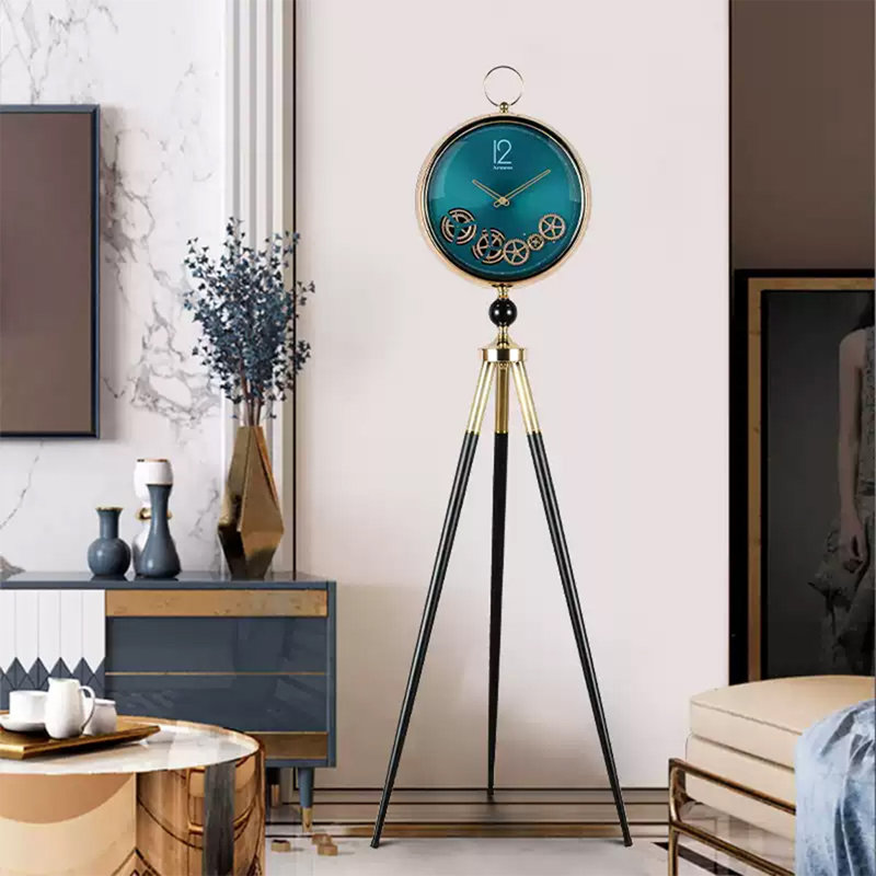 Horloge sur pied moderne et compacte