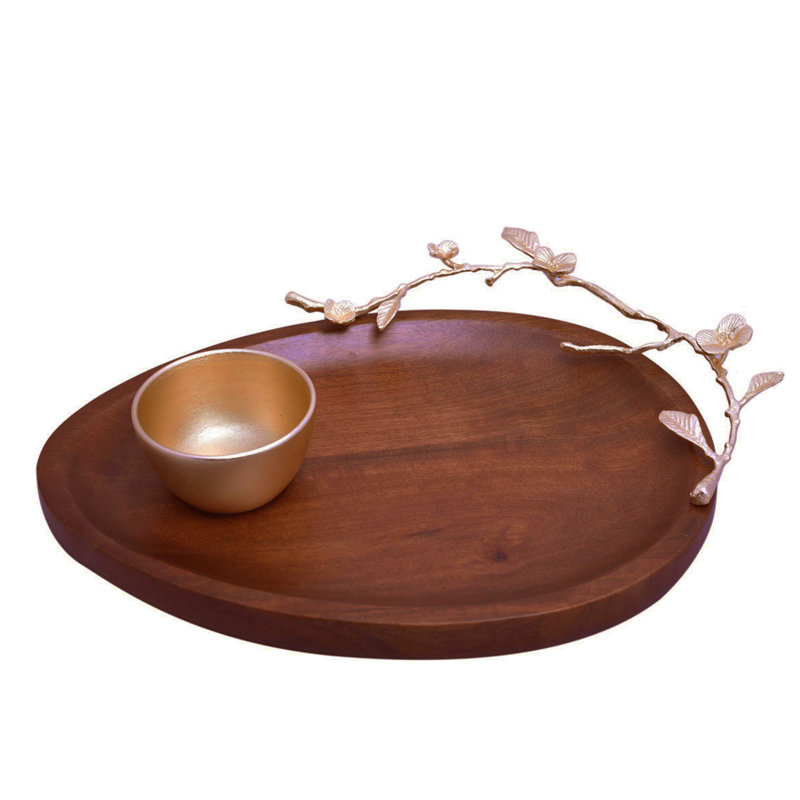 Plateau de service en bois d'acacia avec bol trempette et décorations dorées pour le comptoir de cuisine
