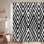 Rideau de douche rayé à lignes noires en diagonale avec 12 crochets