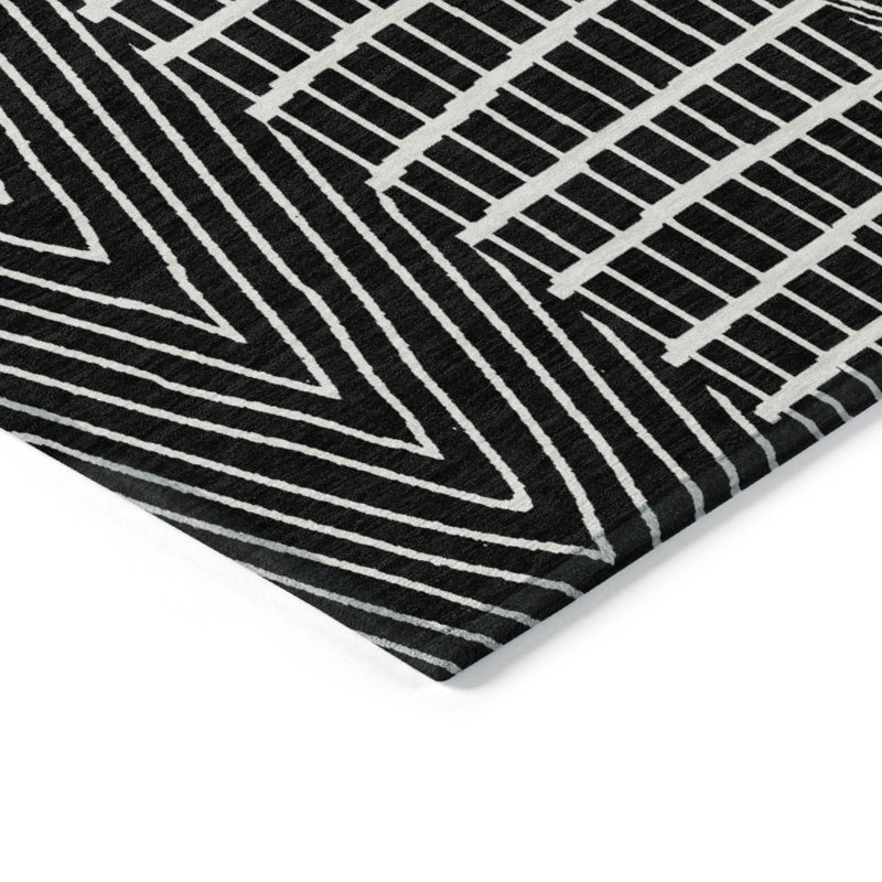 Tapis intérieur / extérieur géométrique lavable noir et ivoire 5 pi x 8 pi