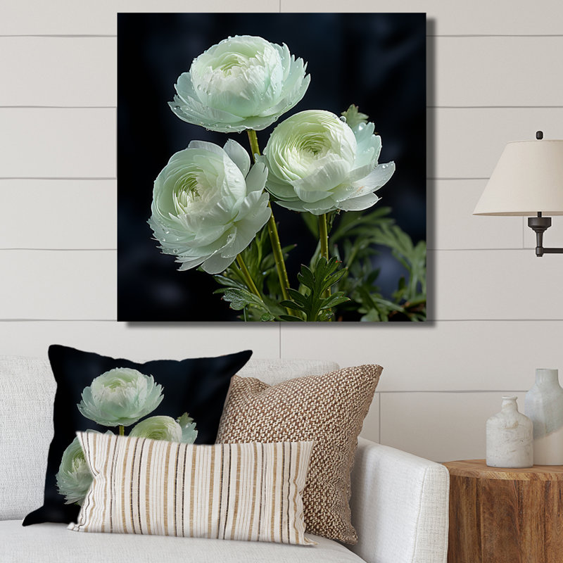 «White Ranunculus Radiance Layers Of Beauty» - art mural Renoncule, H 30 po x l 30 po x P 1,5 po, Toile tendue
