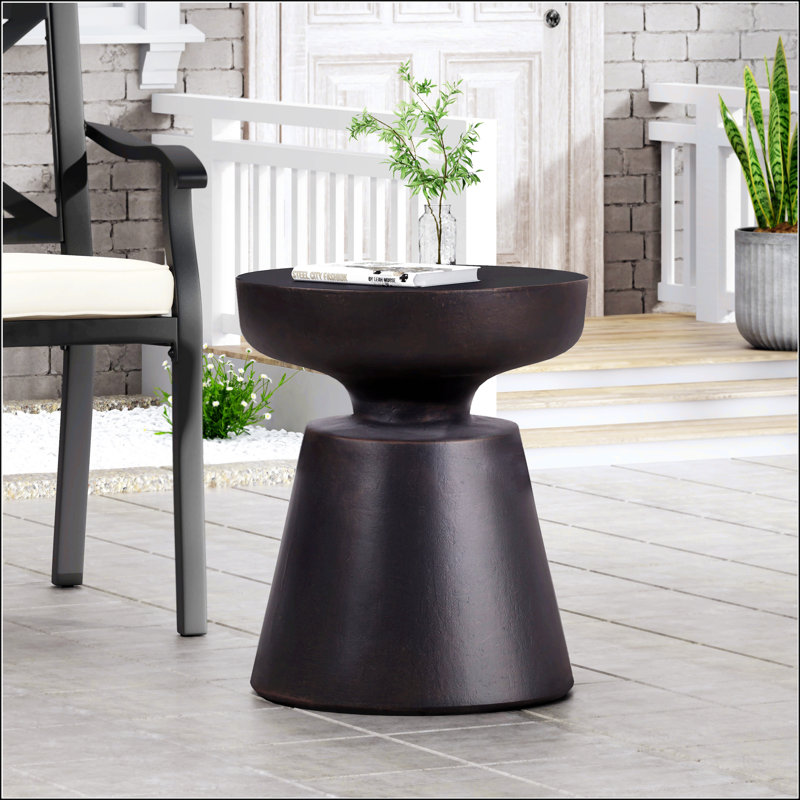 Table d'appoint d'extérieur en béton léger avec un design moderne et une fabrication durable pour un décor de patio élégant