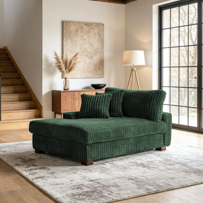 Chaise longue surdimensionnée rembourrée en fausse fourrure de lapin verte avec accoudoirs et coussins décoratifs
