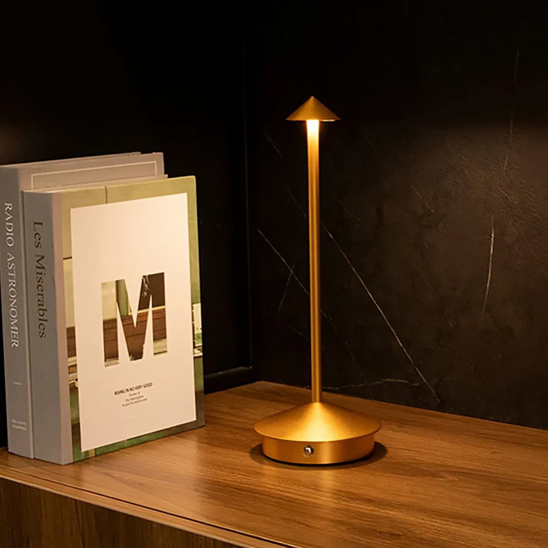  Lampe de table Pinnacle de conception minimaliste moderne, base conique, abat-jour pyramide inversée, idéale pour les espaces contemporains