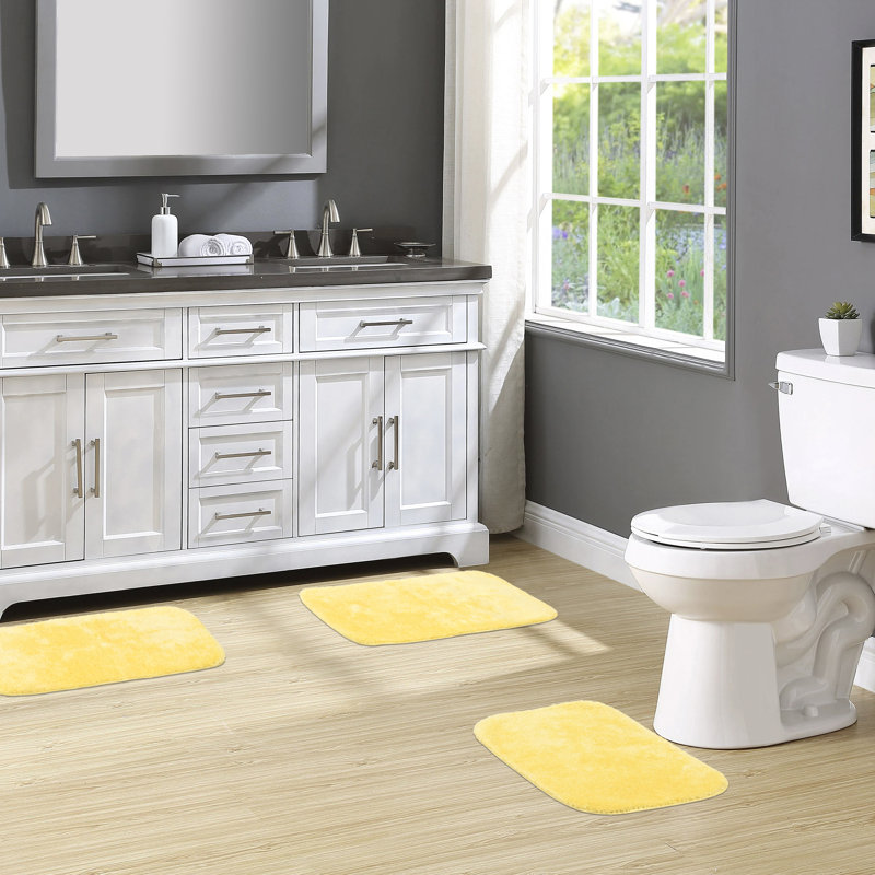 Tapis pour salle de bain en nylon traditionnel avec envers antidérapant Mccluney, Jaune canard en plastique
