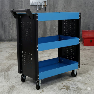 Chariot à outils à trois niveaux sur roulettes. Ce chariot à outils utilitaire robuste dispose d'un panneau perforé intégré, idéal pour les ateliers de réparation, les garages et les entrepôts. Couleur: bleu.