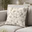 Coussin décoratif géométrique à motif triangulaire beige et gris-125944821