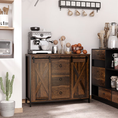 Buffet industriel avec portes de grange coulissantes, trois tiroirs et tablettes réglables pour un rangement et une présentation polyvalents