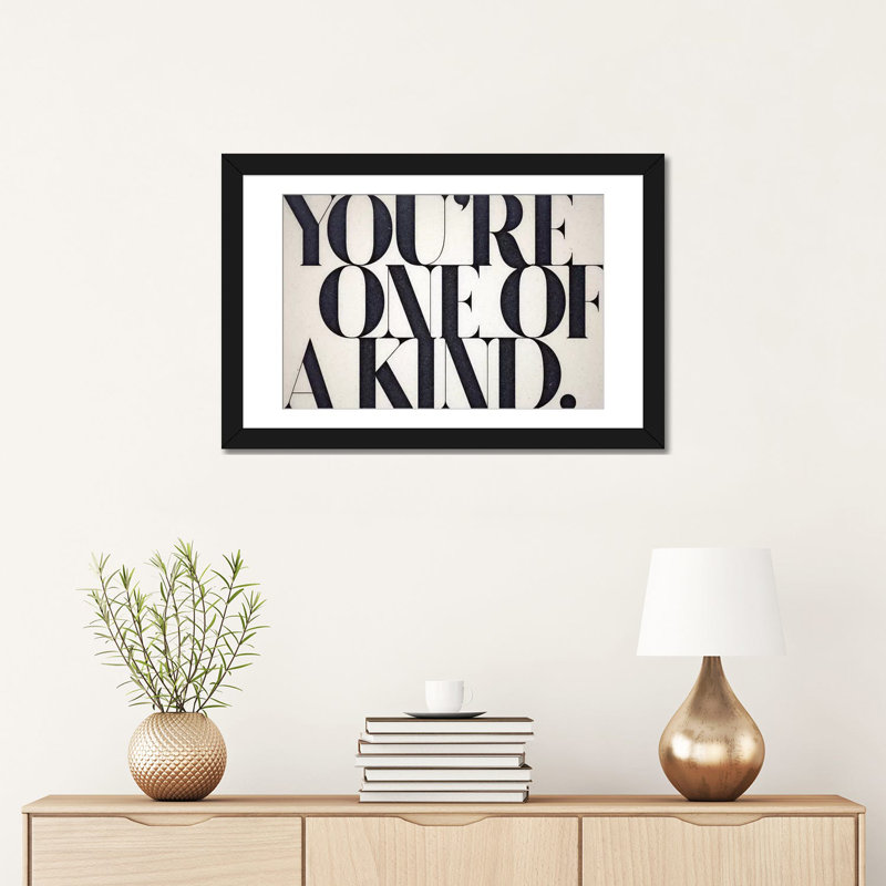 « one of a kind », art textuel sur toile, H 24 po x l 32 po x P 1 po, Papier avec cadre noir, Blanc