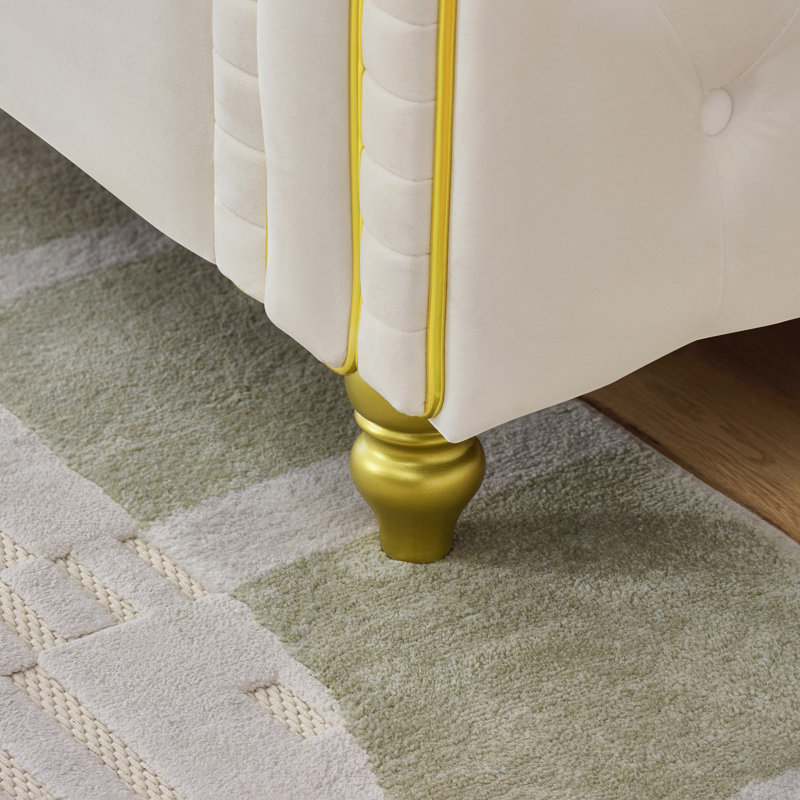 Canapé moderne à deux places de 63 pouces avec revêtement en velours capitonné, accoudoirs roulés et pieds dorés pour un confort et une élégance dans le salon.