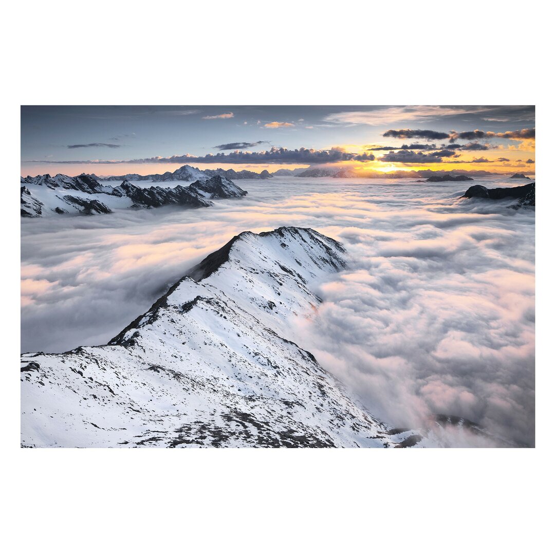 Seidenmatte Tapete In Wolken gehüllte Gipfel