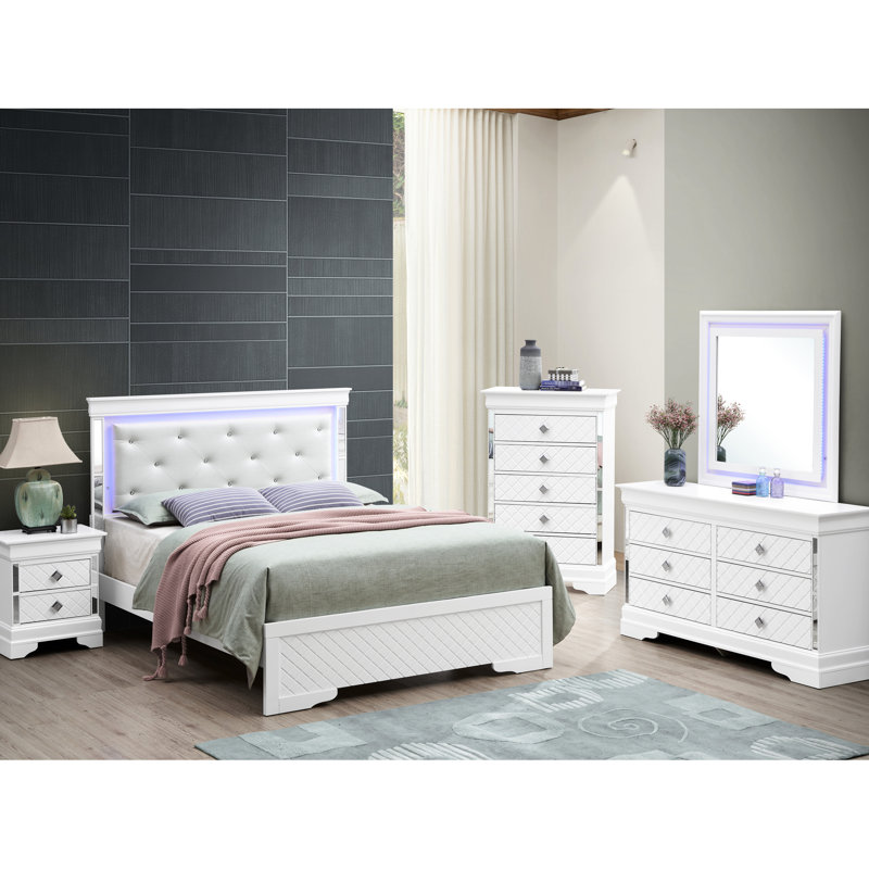 Lit double chic en couleur champagne argenté. H 53 po x l 57 po x P 80 po. Style transitionnel pour chambre à coucher moderne. Assemblage requis et magnifique. H 80 po x P 53 po. Esthétique de chambre à coucher design. Nécessaire à la maison