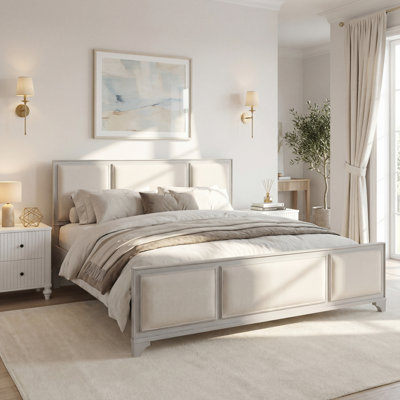 Structure de lit très grand avec tête de lit tapissier, bois massif blanc et tissu beige, pas de sommier tapissier, style campagne moderne