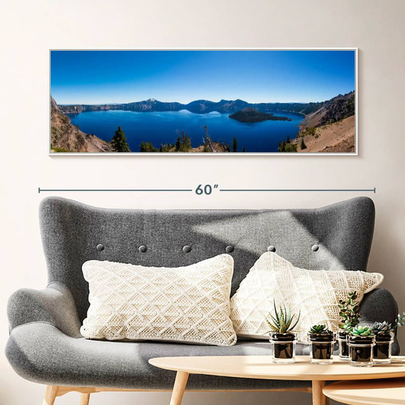 Horizon bleu du lac de cratère, Cadre flottant blanc, 49" X 17"