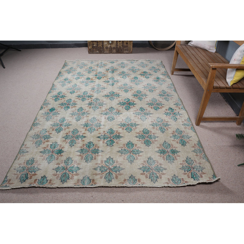Tapis turc rétro à motif floral idéal pour le salon et pour ajouter une touche bohémienne