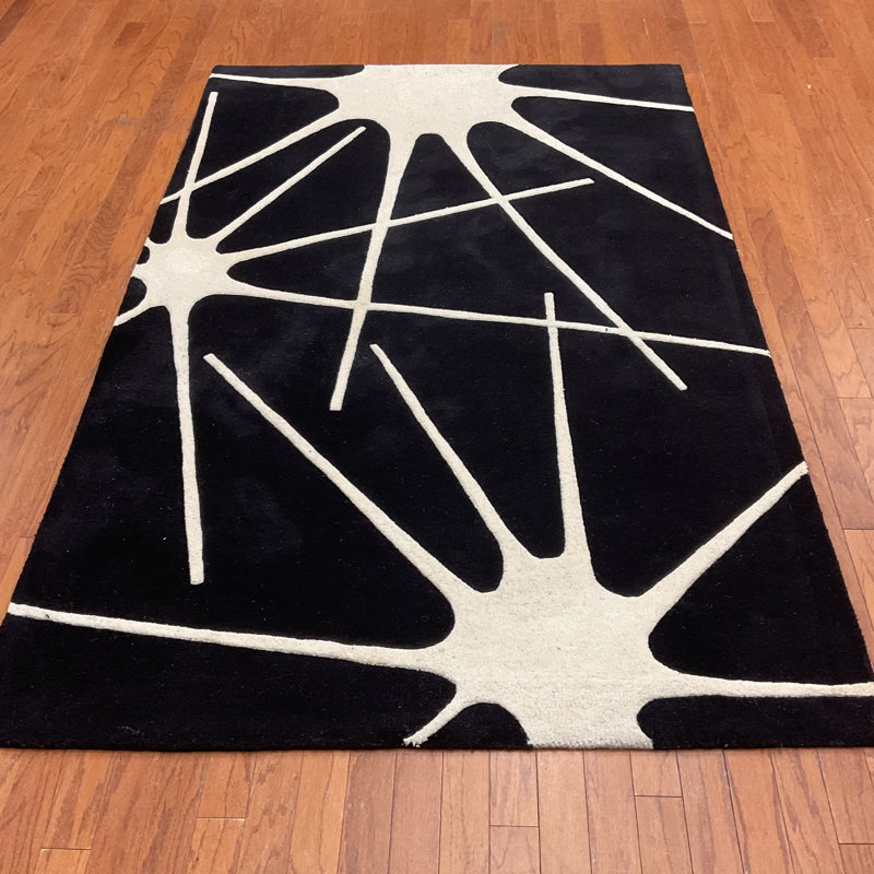 Tapis noir / blanc touffeté à la main