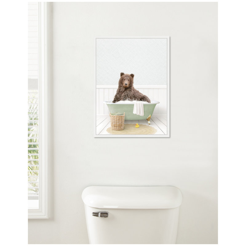 «Bear in Cottage Green Bath» par Amy Peterson, reproduction d'art sur toile encadrée