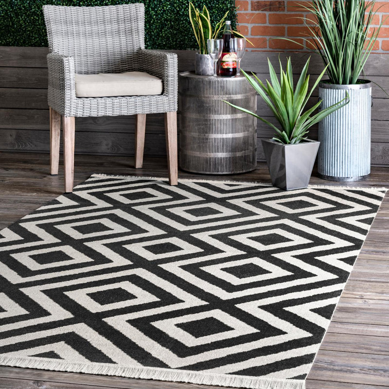 Tapis intérieur / extérieur noir à motif géométrique Gayle, Rectangle 6 pi 7 po x 9 pi