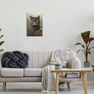 Chat gris dans un champ de fleurs par LSR Design Studio